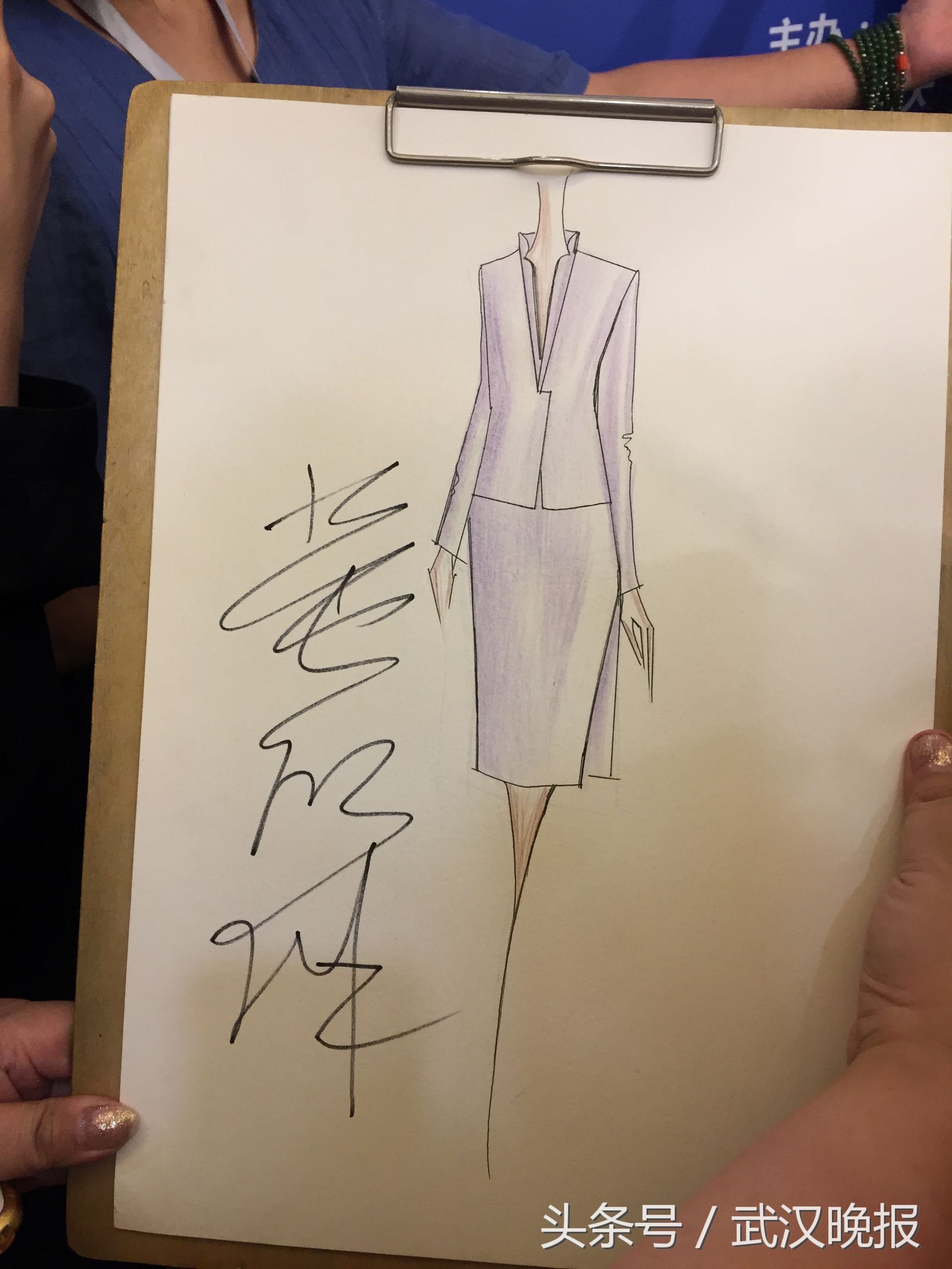 武汉创业者为“董小姐”设计服装，获签名鼓励：创业是自我挑战