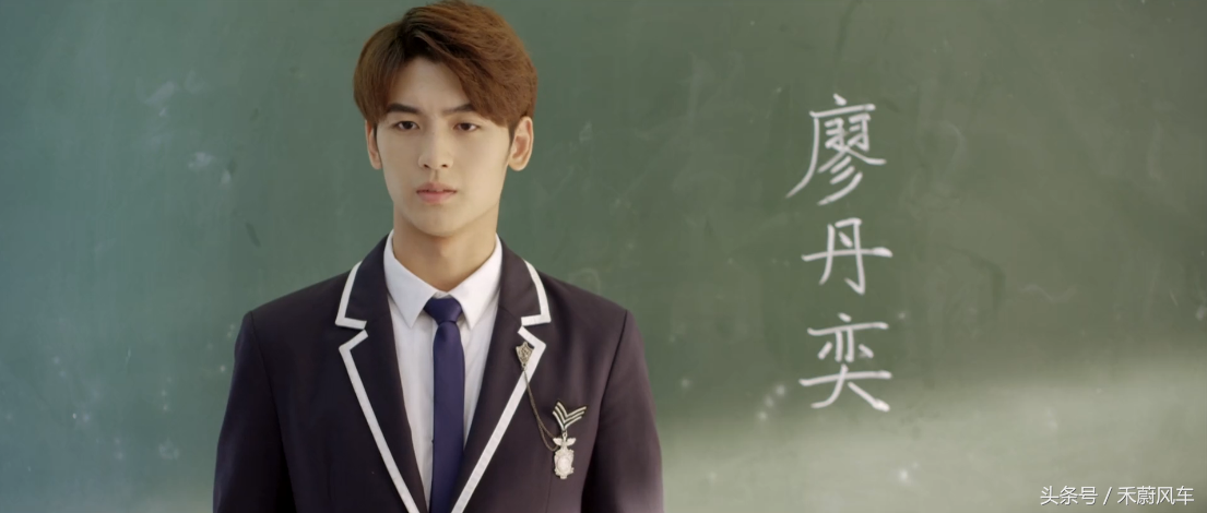 《班长大人》中的两位少女的冒险记，为了拜见儿子而竭尽全力。