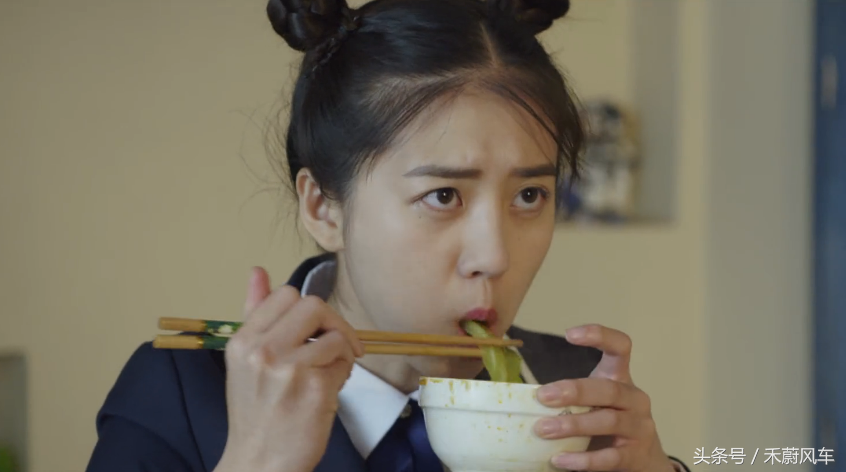 《班长大人》中的两位少女的冒险记，为了拜见儿子而竭尽全力。