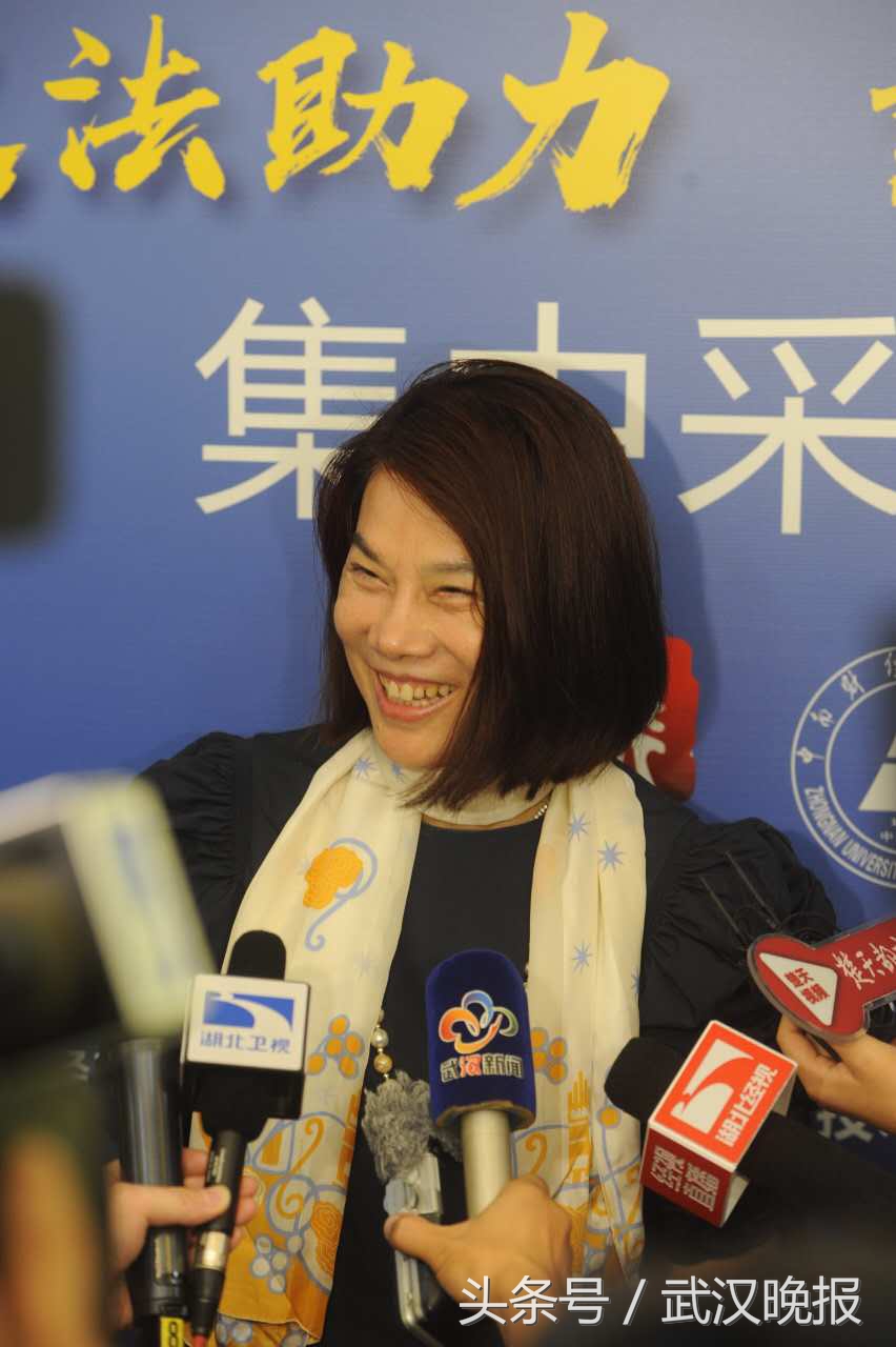 武汉创业者为“董小姐”设计服装，获签名鼓励：创业是自我挑战