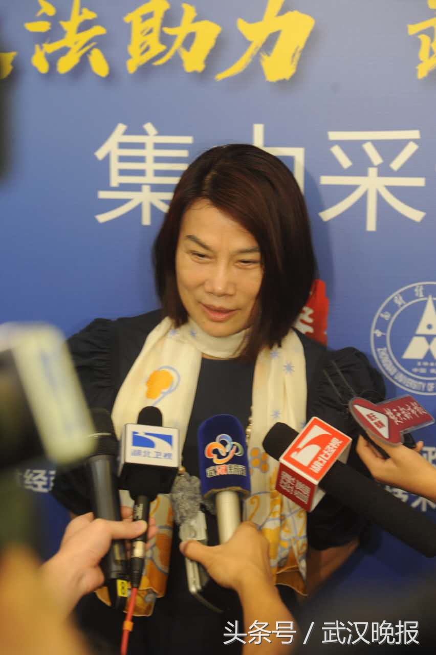 武汉创业者为“董小姐”设计服装，获签名鼓励：创业是自我挑战