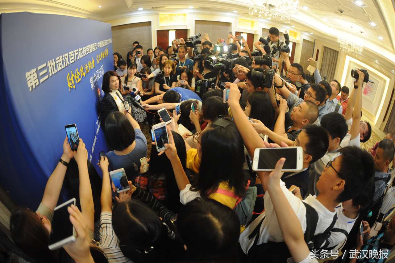 武汉创业者为“董小姐”设计服装，获签名鼓励：创业是自我挑战