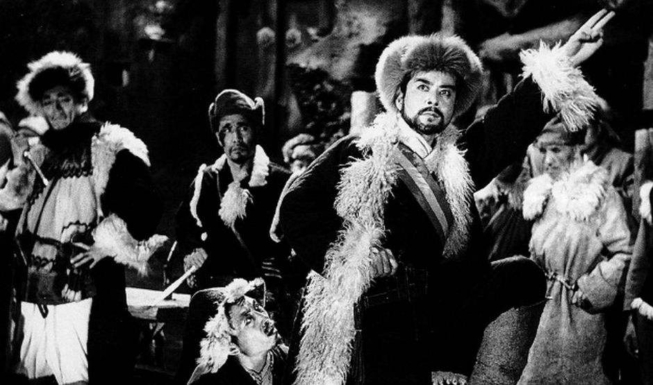 (电影《林海雪原》剧照)上联:天王盖地虎;下联:宝塔镇河妖.