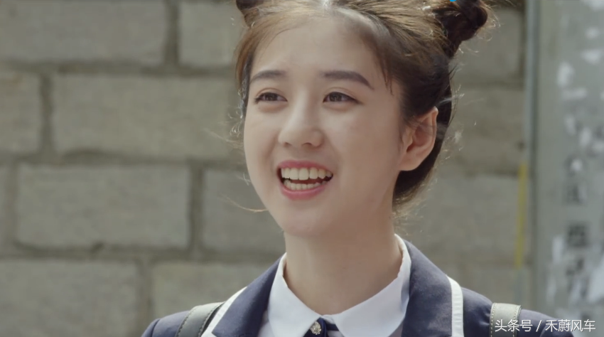 《班长大人》中的两位少女的冒险记，为了拜见儿子而竭尽全力。