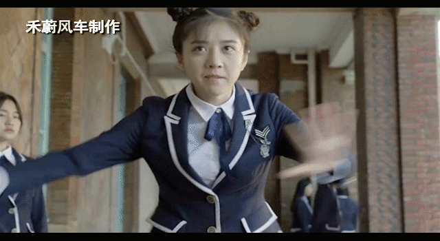 《班长大人》中的两位少女的冒险记，为了拜见儿子而竭尽全力。