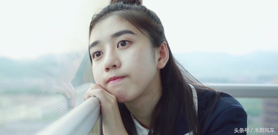 《班长大人》中的两位少女的冒险记，为了拜见儿子而竭尽全力。