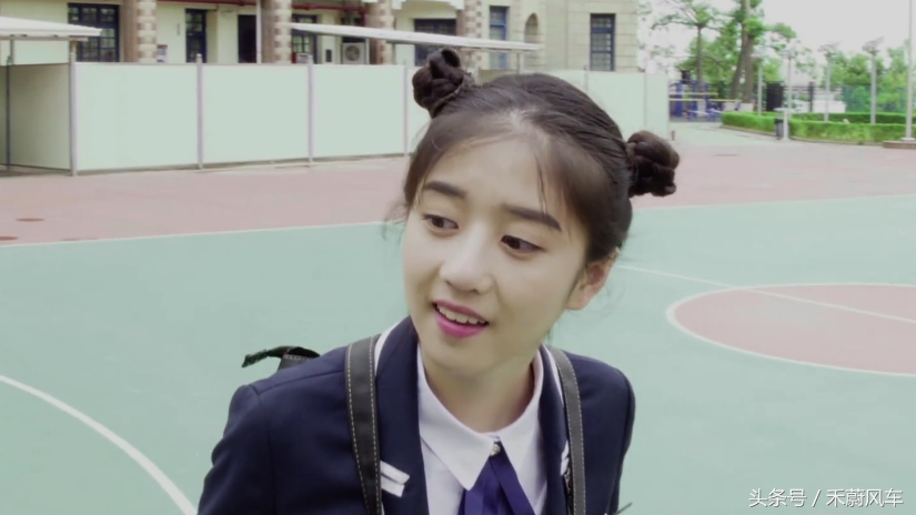 《班长大人》中的两位少女的冒险记，为了拜见儿子而竭尽全力。