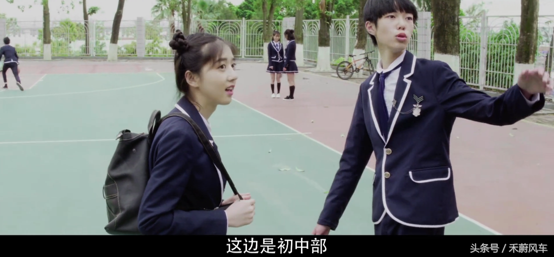 《班长大人》中的两位少女的冒险记，为了拜见儿子而竭尽全力。