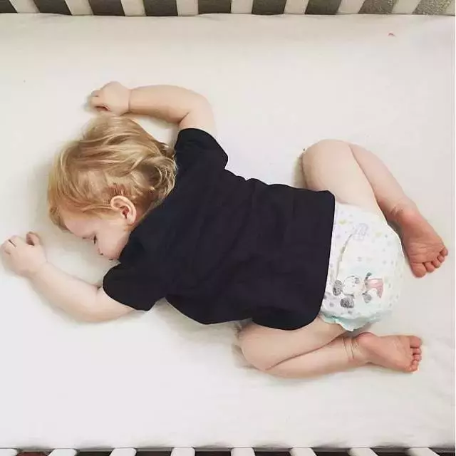 宝宝总是趴着睡觉是怎么回事，妈妈需注意