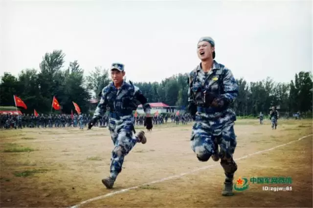 雨中训练表情轻松(新训班长天生骨骼清奇？看了他们的修炼秘籍新兵们秒懂了)