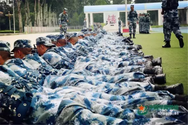 雨中训练表情轻松(新训班长天生骨骼清奇？看了他们的修炼秘籍新兵们秒懂了)