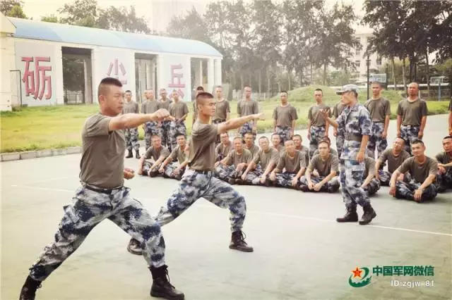 雨中训练表情轻松(新训班长天生骨骼清奇？看了他们的修炼秘籍新兵们秒懂了)