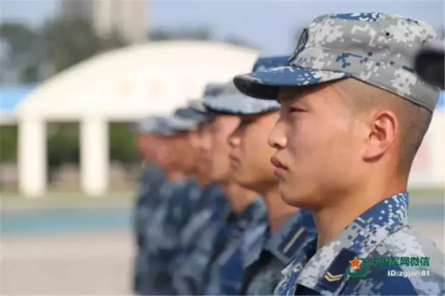 雨中训练表情轻松(新训班长天生骨骼清奇？看了他们的修炼秘籍新兵们秒懂了)