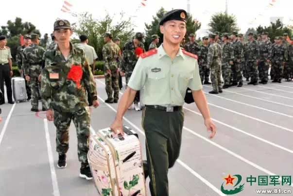 雨中训练表情轻松(新训班长天生骨骼清奇？看了他们的修炼秘籍新兵们秒懂了)