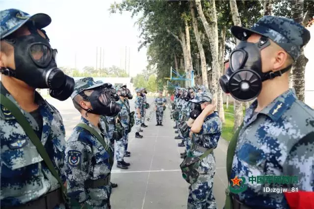 雨中训练表情轻松(新训班长天生骨骼清奇？看了他们的修炼秘籍新兵们秒懂了)