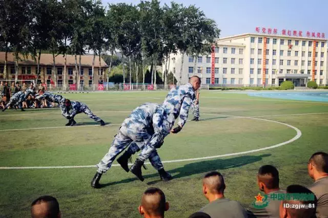 雨中训练表情轻松(新训班长天生骨骼清奇？看了他们的修炼秘籍新兵们秒懂了)