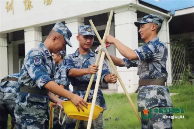 雨中训练表情轻松(新训班长天生骨骼清奇？看了他们的修炼秘籍新兵们秒懂了)