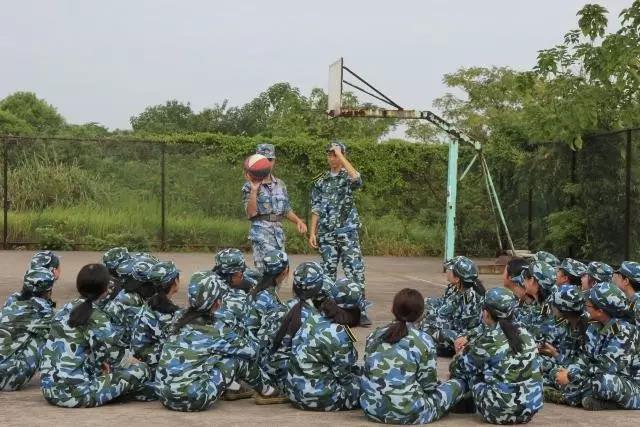 新生军训报告：我们晒黑了一点点，但成长了许多多