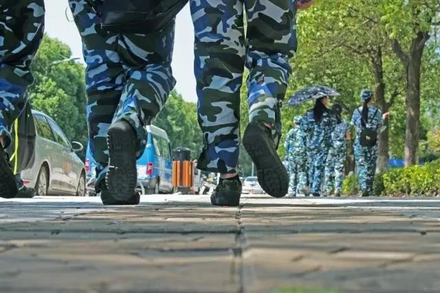 新生军训报告：我们晒黑了一点点，但成长了许多多