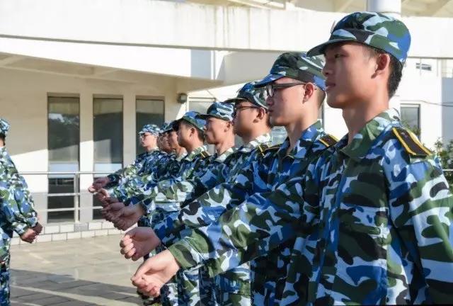 新生军训报告：我们晒黑了一点点，但成长了许多多