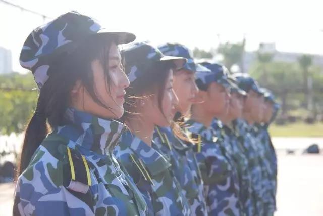 新生军训报告：我们晒黑了一点点，但成长了许多多
