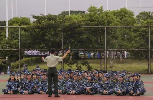 新生军训报告：我们晒黑了一点点，但成长了许多多