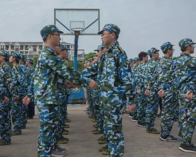 新生军训报告：我们晒黑了一点点，但成长了许多多