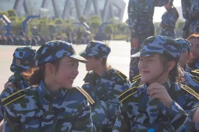 新生军训报告：我们晒黑了一点点，但成长了许多多