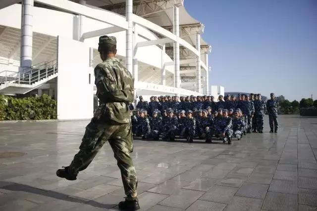 新生军训报告：我们晒黑了一点点，但成长了许多多