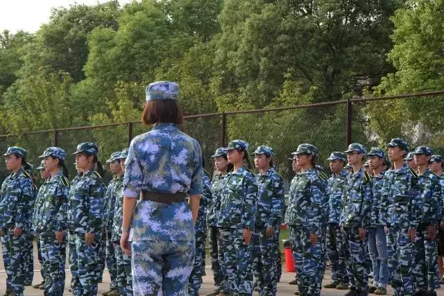 新生军训报告：我们晒黑了一点点，但成长了许多多