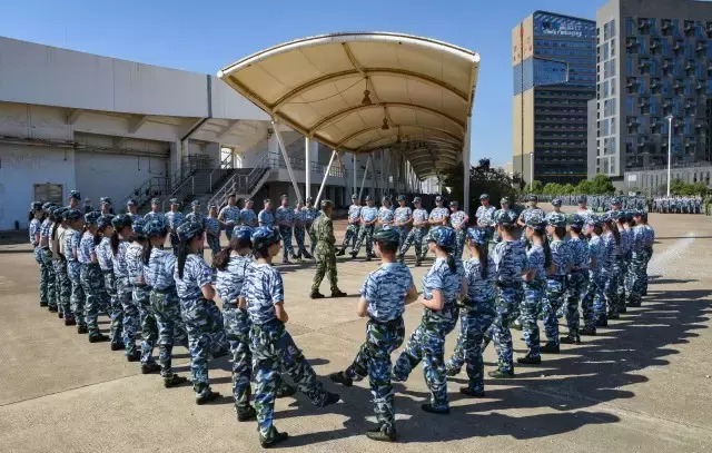 新生军训报告：我们晒黑了一点点，但成长了许多多