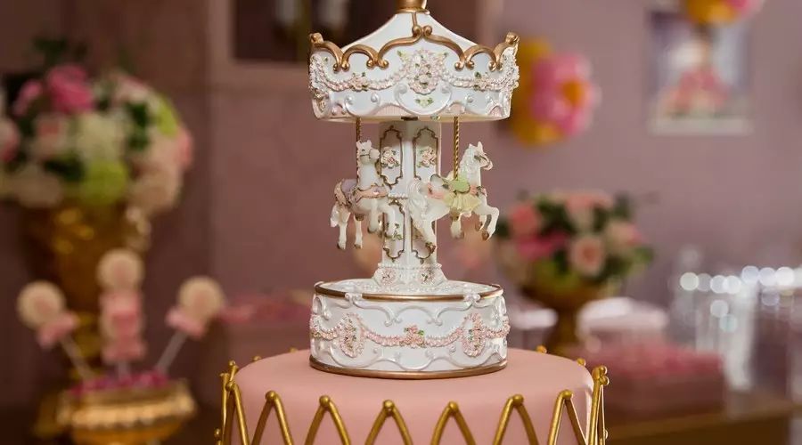 翻糖蛋糕是什么意思（翻糖最开始在王室婚礼蛋糕上出现）