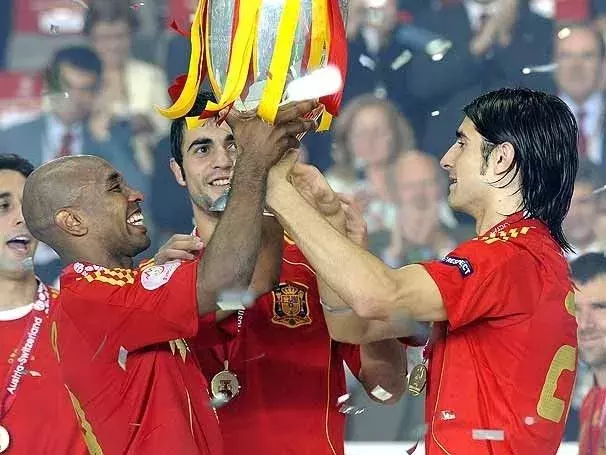 埃默森正在获取西班牙护照(在08年欧洲杯夺冠的那支西班牙队中，他的作用仅次于哈维！)