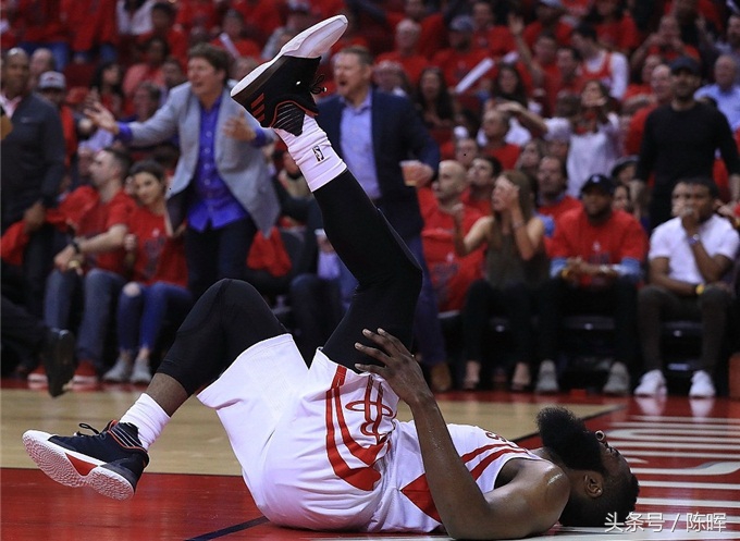 nba垫脚为什么惩罚这么低(NBA出台新规将限制垫脚和“碰瓷”，保护球员同时也能让比赛？)