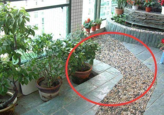 阳台贴瓷砖已经不流行了，这4种地面装修，实用又美观