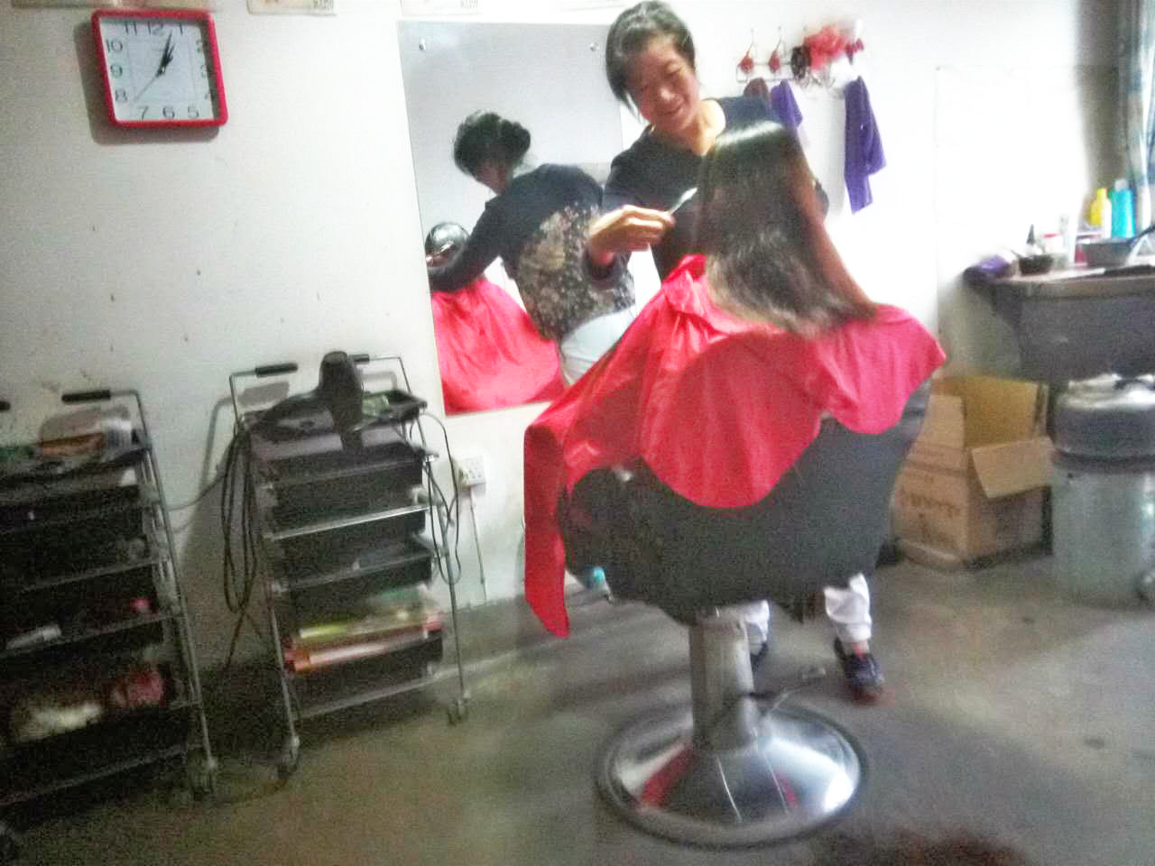 与妻共剪新发型，笑语盈厅情意浓。
