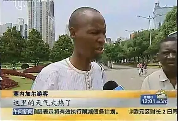 车内遮阳板化妆镜：别轻视它的实用价值！