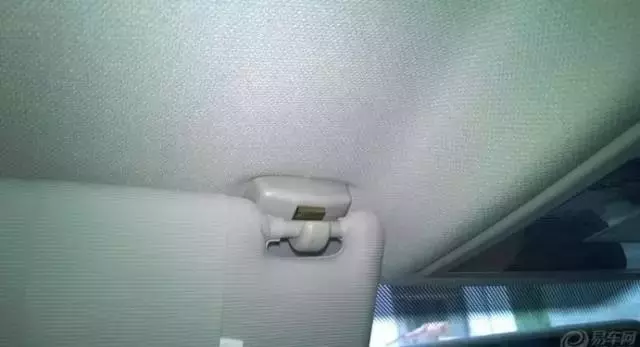 千万不要小瞧车上的遮阳板，关键时刻妙用有益处！