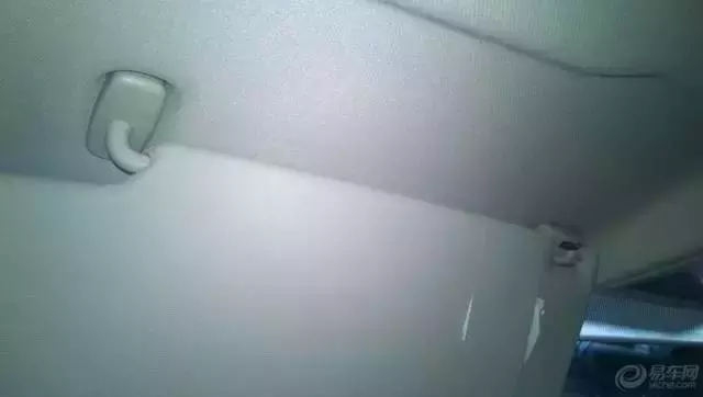 千万不要小瞧车上的遮阳板，关键时刻妙用有益处！