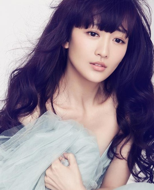 印象比较深的一部是《温柔的背后》,王鸥饰演的是售楼部的女孩儿卓然.