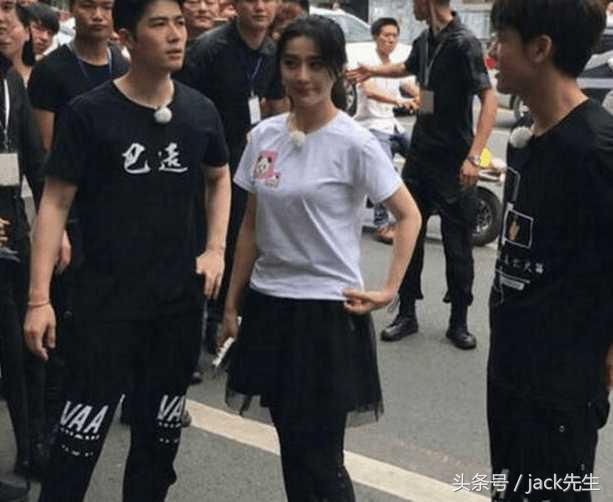尴尬，范冰冰在街头被网友拍到，网友称：似大妈