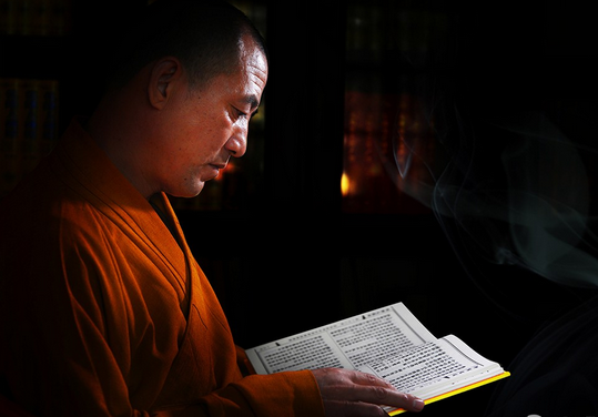 手捧经卷,,万般感悟,静心参禅,禅意人生