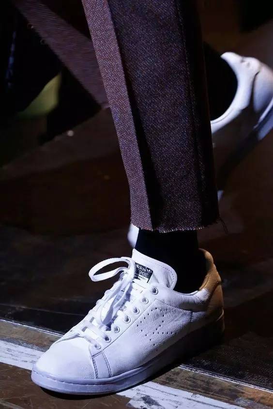 男生穿白鞋配什么袜子好(怎么给你的牛逼白鞋配一双好袜子)