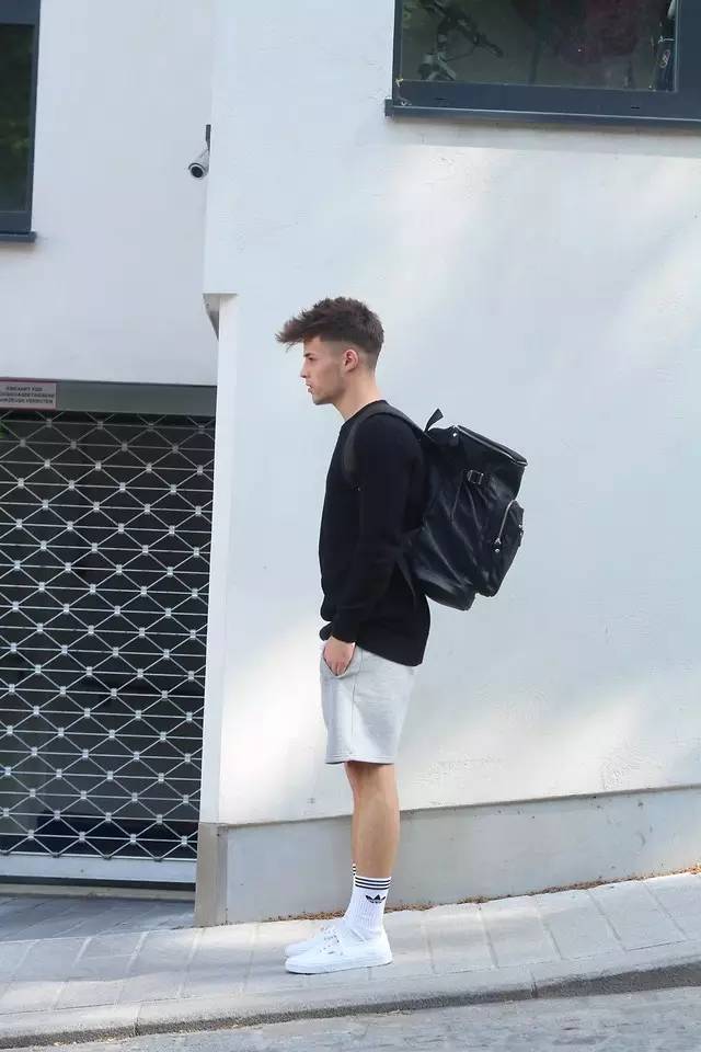 男生穿白鞋配什么袜子好(怎么给你的牛逼白鞋配一双好袜子)