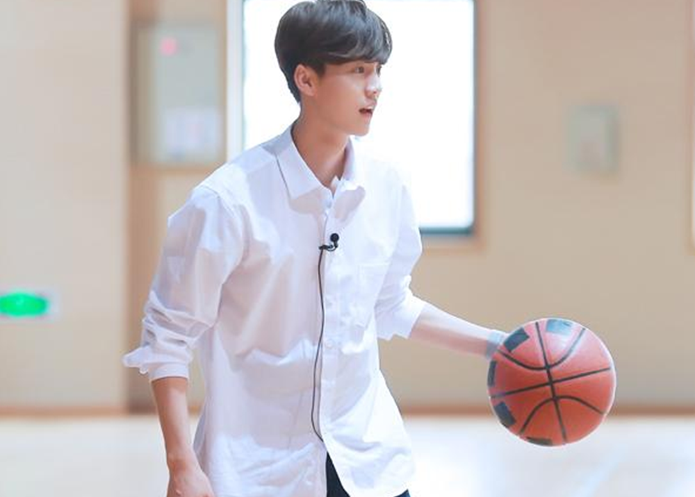 鹿晗打篮球惊众人,网友:秒杀我)