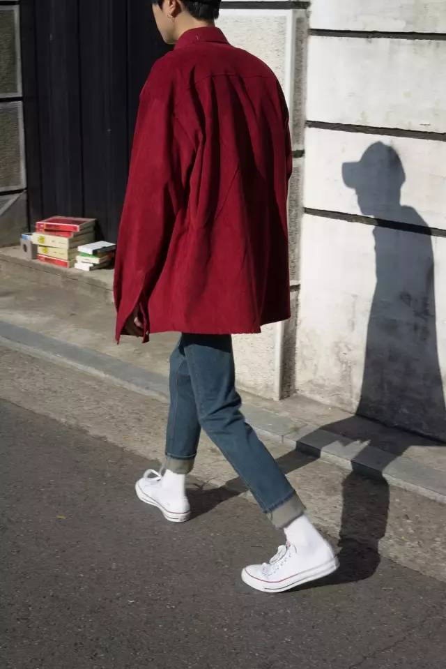 男生穿白鞋配什么袜子好(怎么给你的牛逼白鞋配一双好袜子)