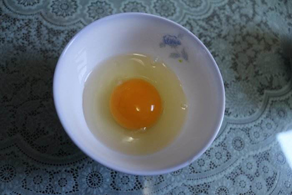 受到大家热捧的绿壳鸡蛋，是鸡吃了含有绿色添加剂食物后产生的？