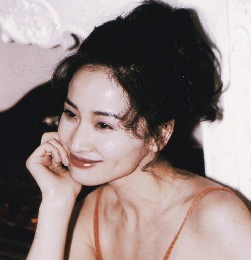 刚出道就演女主,与多名富豪交往被打到子宫脱落,现54岁无人敢娶