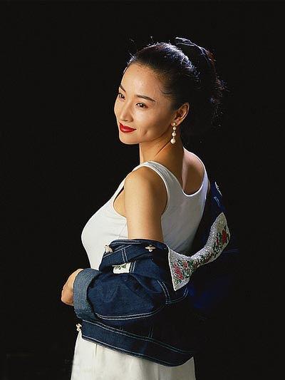 年轻时候的于莉,身材曼妙,是个角色美人,身边有很多追求者,其中不乏