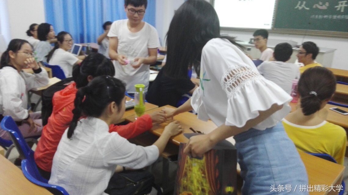 大学里的主题班会有一种是这样的：有图、有班级合唱视频